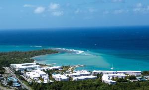 una vista aérea de un complejo y del océano en Riu Palace Jamaica - Adults Only - All Inclusive Elite Club, en Montego Bay