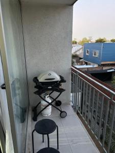 a grill on a stand on a balcony at Cómodo Dpto en Curicó in Curicó