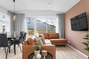 ein Wohnzimmer mit einem Sofa und einem Tisch in der Unterkunft Capital Luxury Apartments in Reykjavík
