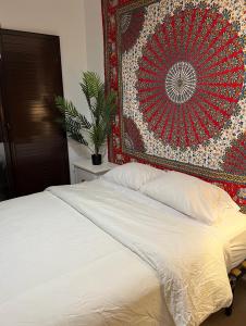 ein Schlafzimmer mit einem Bett mit einem Teppich an der Wand in der Unterkunft Pueblo los Monteros in Marbella
