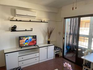 Telewizja i/lub zestaw kina domowego w obiekcie Edificio Laura