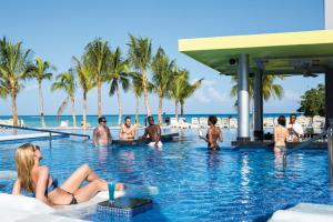 Bazén v ubytování Riu Palace Jamaica - Adults Only - All Inclusive Elite Club nebo v jeho okolí