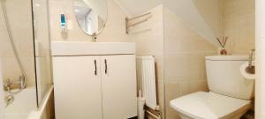 A bathroom at Brompton Apartment in Kensington