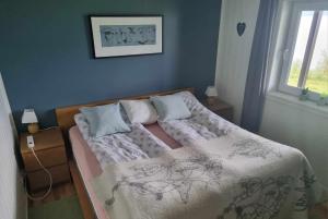 sypialnia z łóżkiem i oknem w obiekcie Rekdal w mieście Vestnes