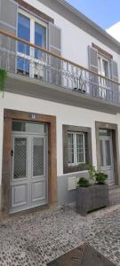 un immeuble d'appartements avec une porte et un balcon dans l'établissement Casa na Ilha III, à Funchal