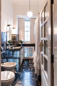 y baño con lavabo, aseo y barra. en Douro D'Heart - Regua Guesthouse - Casa Completa en Peso da Régua