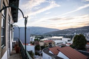 ペーゾ・ダ・レーグアにあるDouro D'Heart - Regua Guesthouse - Casa Completaのバルコニーから市街の景色を望めます。