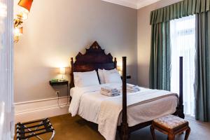 sypialnia z dużym łóżkiem i oknem w obiekcie Douro D'Heart - Regua Guesthouse - Casa Completa w mieście Peso da Régua