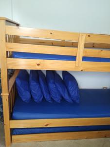 モンガグァーにあるEdifício Maison badezirの二段ベッド(青い枕付)