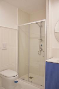 La salle de bains est pourvue d'une cabine de douche et de toilettes. dans l'établissement Home Piccini, à Naples