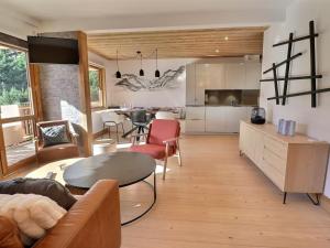 ein Wohnzimmer mit einem Tisch und einer Küche in der Unterkunft Appartement Méribel, 3 pièces, 6 personnes - FR-1-182-243 in Les Allues