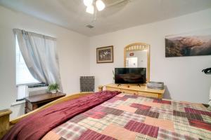 una camera con un grande letto e una TV a schermo piatto di Sylvan Cabin on 73 Acres - Pond On-Site! a Sylvania