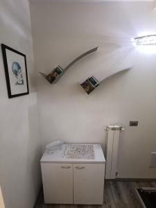 um quarto com um balcão com uma seta na parede em La Casina Pallacorda em Prato