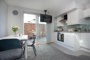Kjøkken eller kjøkkenkrok på Garden Apartment - Uk44654