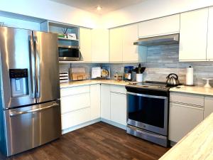 A kitchen or kitchenette at The Beach House at Deep Bay