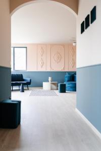 uma sala de estar com paredes azuis e brancas em Exklusive Design Appartement Magnolia Neubau em Pfungstadt