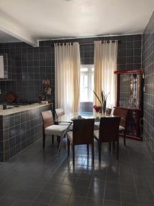 a dining room with a table and chairs at Casa com 4 quartos e área externa com jardim in São Raimundo Nonato