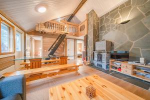 a living room with a bench and a fireplace at Levillas Lammaskuru A in Levi