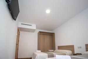Un pat sau paturi într-o cameră la Apartamentos 7 Puentes Sierra Cazorla Las 5 casas iguales