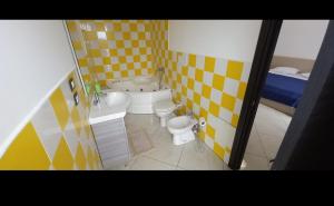 a bathroom with a toilet and a tub and a sink at max hotel e restaurant in Pontecagnano