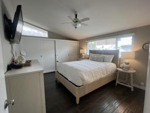 1 dormitorio con 1 cama y ventilador de techo en Heart of Corona Del Mar 2 Bed 2 bath gem HUGE Patio and Front yard en Newport Beach