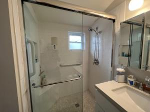 Koupelna v ubytování Heart of Corona Del Mar 2 Bed 2 bath gem HUGE Patio and Front yard + 10 fotografií