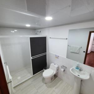 uma casa de banho com um WC e um lavatório em Villa Bernal em Ulloa