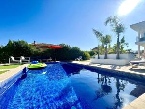 - une piscine d'eau bleue dans la cour dans l'établissement Afortunada - air-conditioning in all bedrooms, à El Perelló