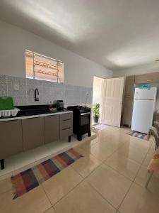 een keuken met een wastafel en een koelkast bij Nosso aconchego in Piranhas