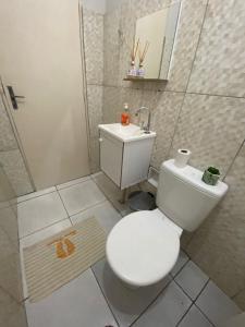 een badkamer met een wit toilet en een wastafel bij Nosso aconchego in Piranhas