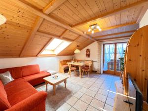 uma sala de estar com um sofá e uma mesa em Ferienwohnung Ferienidyll am Forrgensee em Schwangau