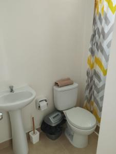 ein Bad mit einem WC und einem Waschbecken in der Unterkunft 3J's House in Tarapoto