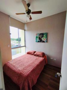 una camera con letto e ventilatore a soffitto di 3J's House a Tarapoto