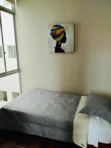 - une chambre avec un lit et une peinture murale dans l'établissement 3J's House, à Tarapoto