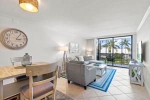 サニベルにあるSundial Beach Resort & Spaのリビングルーム(テーブル、壁掛け時計付)