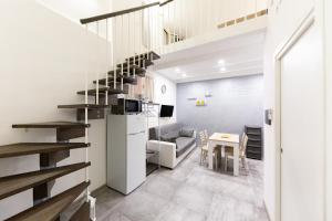 パレルモにあるCasa Mauroのキッチン、ダイニングルーム(階段付)が備わります。