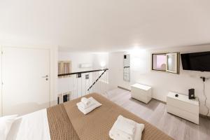 パレルモにあるCasa Mauroのベッドと薄型テレビのある寝室