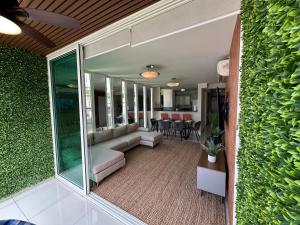 a living room with a couch and a green wall at 4B - Centríco Divertido FIT 4BR in Panama City