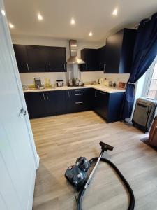 een camera op de vloer van een keuken bij Homeaway in Wellingborough