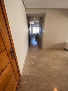 un couloir vide avec une porte en bois dans une chambre dans l'établissement Chez khadija et Othman, à Tanger