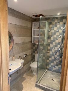 La salle de bains est pourvue de toilettes, d'un lavabo et d'une douche. dans l'établissement Chez khadija et Othman, à Tanger
