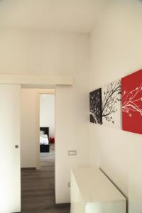 Habitación blanca con banco y pintura en la pared en Li Ri Apartment Style, en Sora