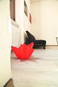 una sombrilla roja en el suelo de una habitación en Li Ri Apartment Style, en Sora