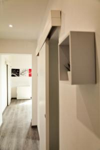 Habitación con un pasillo con una pared blanca en Li Ri Apartment Style, en Sora