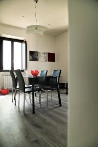 comedor con mesa negra y sillas negras en Li Ri Apartment Style, en Sora