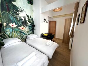 duas camas num quarto com um mural na parede em Apollinaire - Luxury Loft - Heart of Montparnasse em Paris