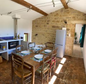 een keuken en eetkamer met een tafel en een koelkast bij Havre paisible à la Campagne in Salon-de-Provence