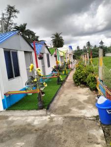uma fila de casas num quintal com uma entrada em Tapama Resort em Bakkhali