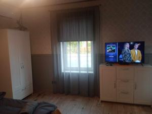 Televiisor ja/või meelelahutuskeskus majutusasutuses Rägavere tee 16 Apartment
