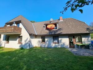 a house with a window with a pumpkin in it at Nei Stich 19a Wohnung 1 in Norddorf